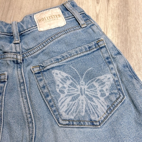 Hollister Vintage Stretch Ultra High-Rise Dad Jean Light Wash Butterfly Graphics - Picture 1 of 6